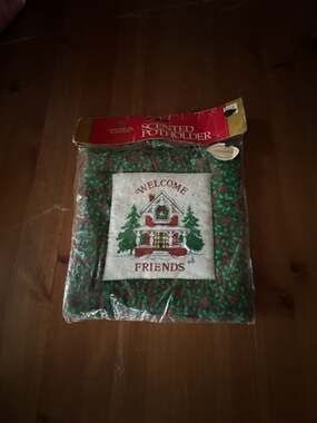 Christmas on Mainstreet Scented Potholder Welcome Friends Cinnamon Green Holly